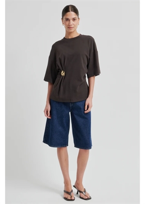 Enora brooch tee Chocolate Torte Second Female